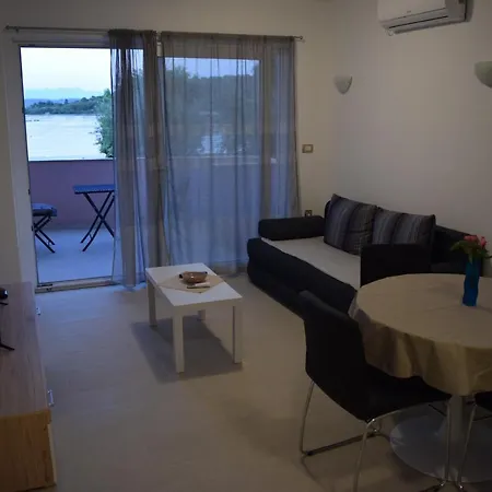 アパート Jelenic Ždrelac